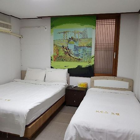 Twins Hotel Jeju Bagian luar foto