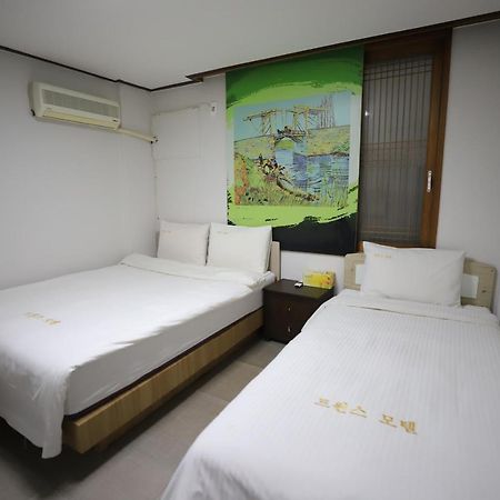 Twins Hotel Jeju Bagian luar foto