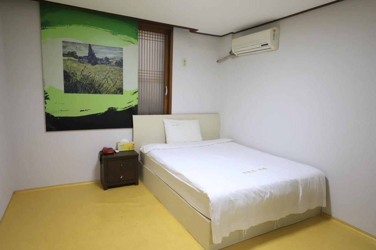Twins Hotel Jeju Bagian luar foto