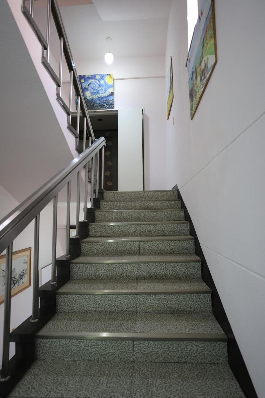 Twins Hotel Jeju Bagian luar foto