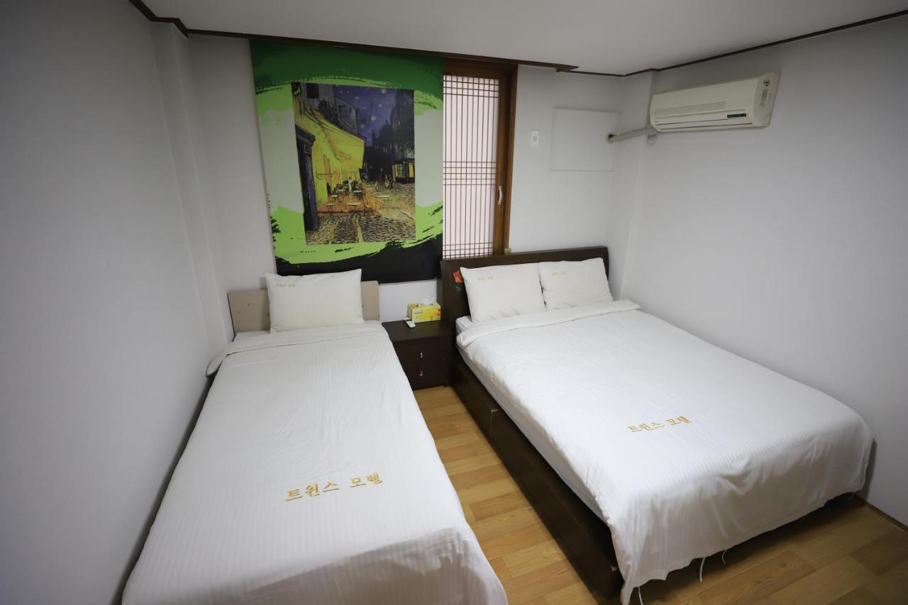 Twins Hotel Jeju Bagian luar foto