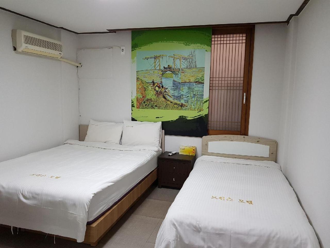 Twins Hotel Jeju Bagian luar foto
