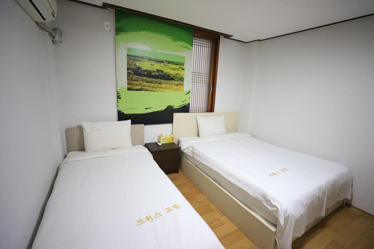Twins Hotel Jeju Bagian luar foto