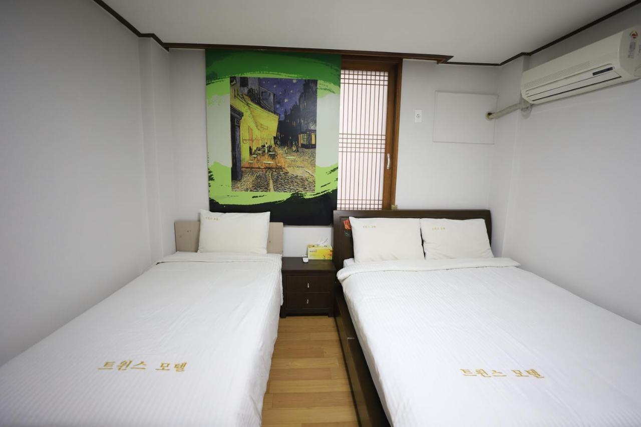 Twins Hotel Jeju Bagian luar foto