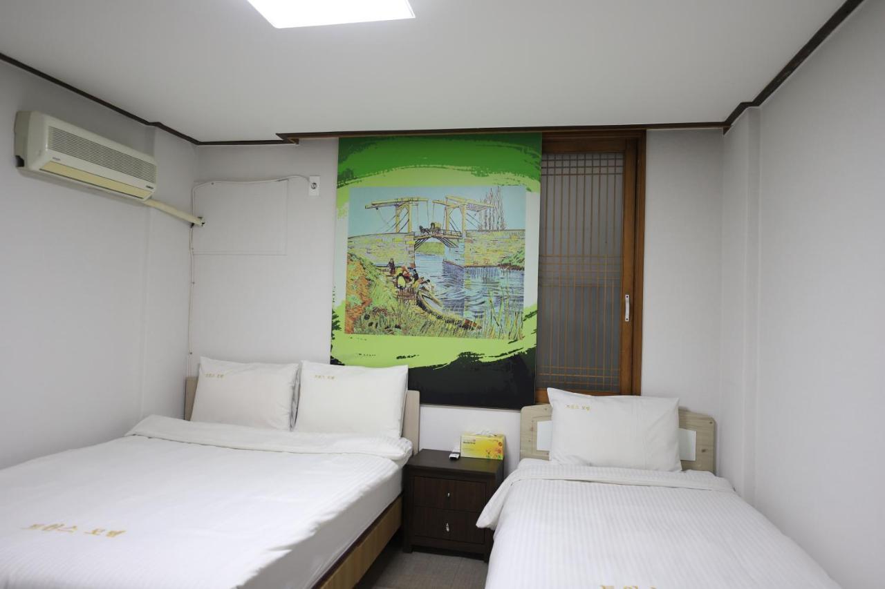 Twins Hotel Jeju Bagian luar foto