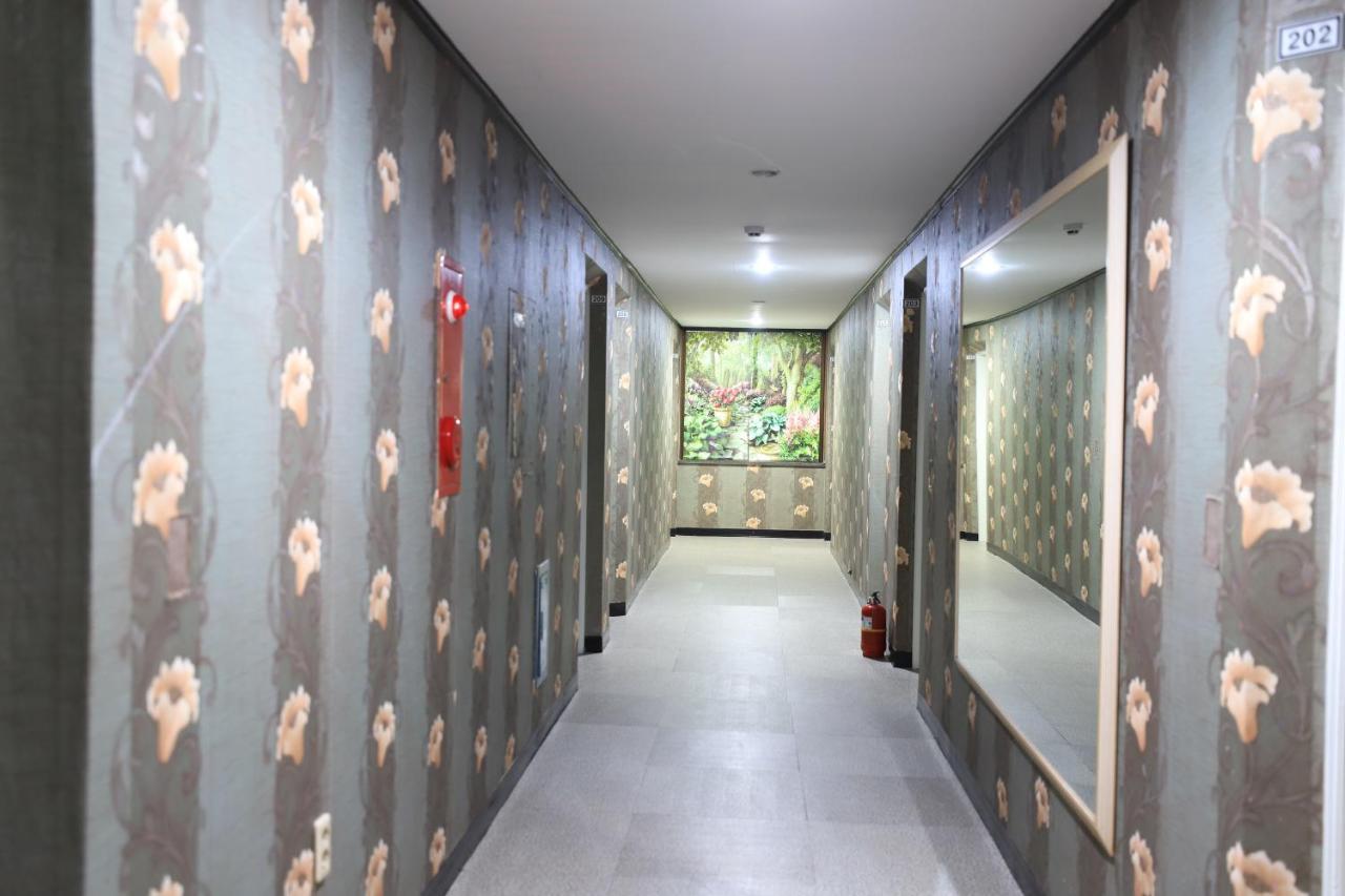Twins Hotel Jeju Bagian luar foto