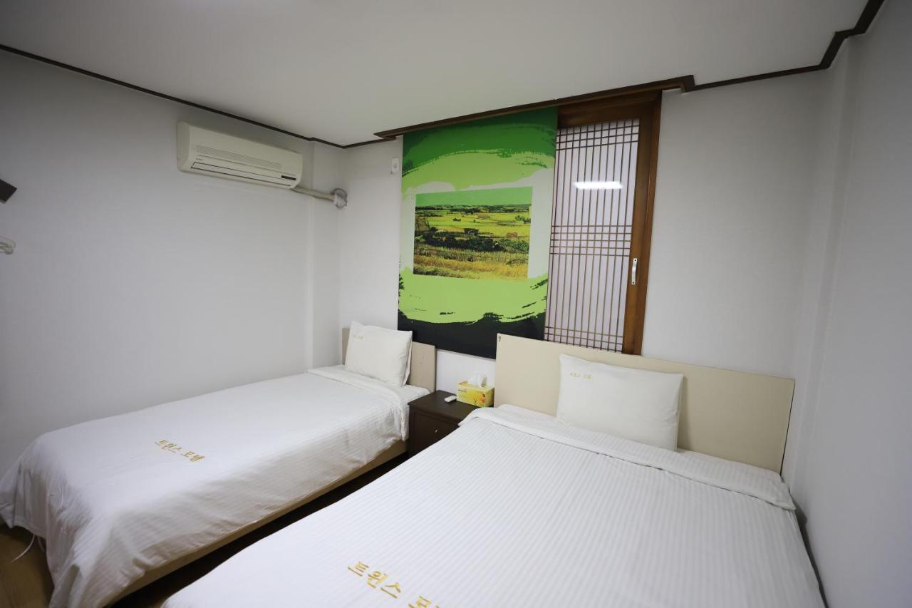 Twins Hotel Jeju Bagian luar foto