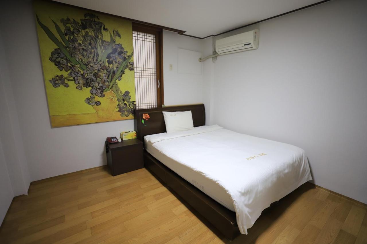 Twins Hotel Jeju Bagian luar foto