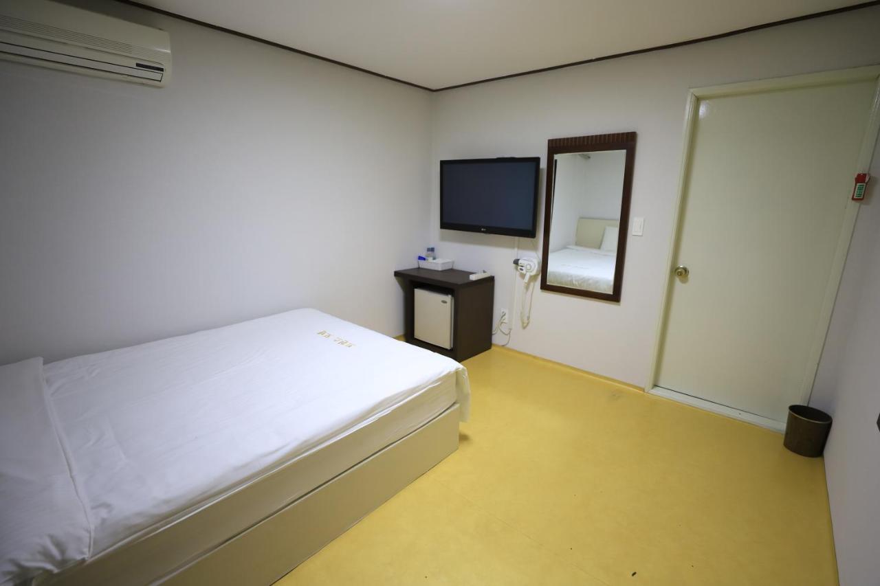 Twins Hotel Jeju Bagian luar foto
